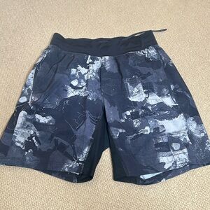 Lululemon Short - Grey Black size Medium - 5inch